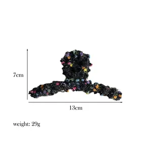 Detalle de la pinza para el cabello texturizada con medidas de 13 cm largo y 7 cm alto