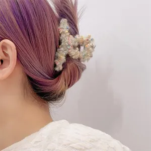 Pinza para el pelo de felpa tejida multicolor que sujeta una coleta alta en pelo morado