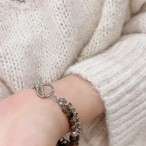 Detail von Tigerauge-Perlen und Silberkette Armband mit OT-Knebelverschluss