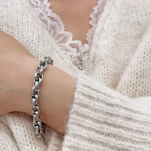 Detail eines silbernen Vintage-Kettenarmbands mit Spiralstruktur an einem Frauenhandgelenk