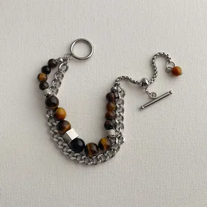 Nahaufnahme von Tigerauge-Perlen und Metallkette mit OT-Verschluss am Armband