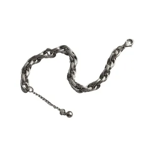 Silbernes Metallarmband mit texturierten Gliedern und verstellbarem Karabinerverschluss