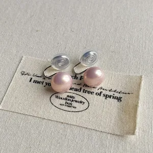 Detail von rosa Perlen-Clip-Ohrringen mit schmerzfreiem Clip-Design für Damen