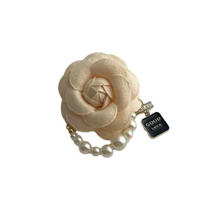 Eleganter Stoff Kamelien-Blüten-Brosche mit weißen Perlen und goldener Metallmarke