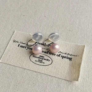 Details von rosa Perlenohrringen mit silbernen Clips und Silikon-Komfortpolstern