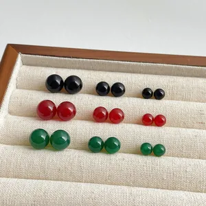 Neun Paar minimalistische runde Ohrstecker in Rot, Grün und Schwarz mit Achat-Optik