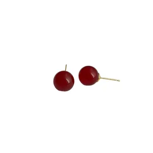 Minimalistische Luxus-Ohrstecker aus rotem Achat mit eleganten goldfarbenen Metallstiften