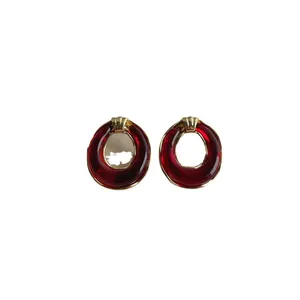 Minimalistische rote Harz-Ohrringe im ovalen Design mit goldener Vintage-Metallverzierung