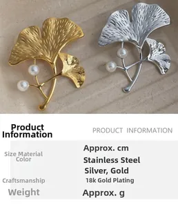 Détail de la broche feuille de ginkgo en acier inoxydable doré 18 carats et perles