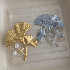Broches feuilles de Ginkgo exquises en or avec perles et métal argenté sur plateau