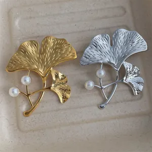 Broches feuilles de ginkgo élégantes avec perles en or et argent sur plateau