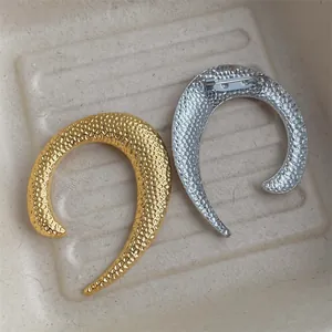 Spilla minimalista irregolare a forma di U martellata in finitura oro e argento