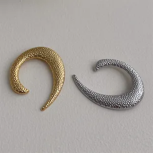 Spilla minimalista a forma di U irregolare con trama in metallo martellato oro e argento