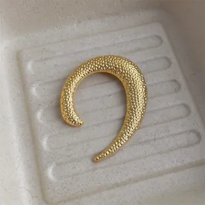 Ear cuff dorato irregolare a forma di U con texture in metallo martellato per donna