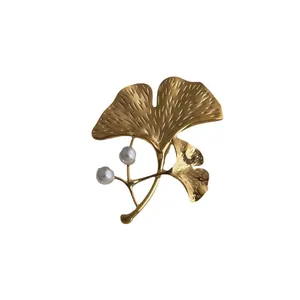 Broche élégante en forme de feuille de ginkgo dorée avec perles pour vêtements femme