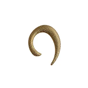 Spilla dorata irregolare a forma di U con trama martellata dal design minimalista