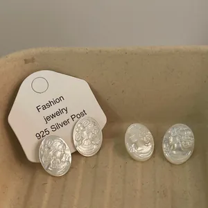Orecchini cammeo vintage con conchiglia naturale e perni in argento 925