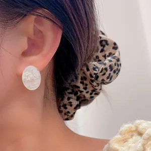 Eleganti orecchini ovali stile francese con cammeo intagliato su conchiglia bianca