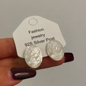 Dettaglio di orecchini a lobo in argento 925 con eleganti ritratti ovali a cammeo