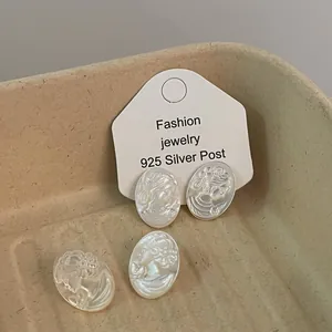 Dettaglio ravvicinato degli orecchini a cammeo ovali con perni in argento 925 e perla