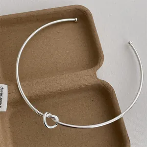 Detailansicht der silbernen Knotenchoker-Halskette mit Kugelenden auf neutralem Stoff