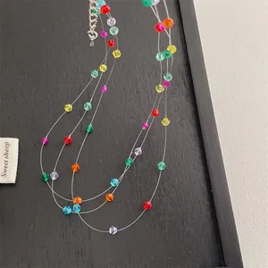 Primer plano de collar multicapa de cuentas de cristal de colores en una bandeja negra