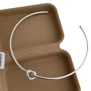 Minimalistisches silbernes Choker-Halsband mit Knotendesign und offenem Metallrahmen