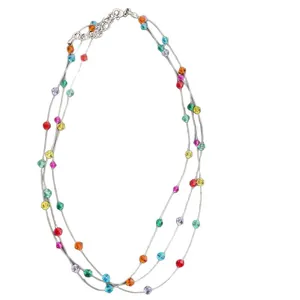 Collar de tres capas con cuentas de colores facetadas y cadena en tono dorado
