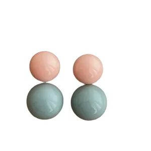 Orecchini a sfera in resina rosa e blu a contrasto con finitura lucida a specchio