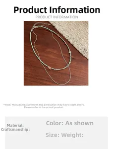 Vue détaillée du collier double rang avec perles vert menthe et chaîne en argent