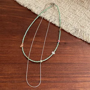 Collier double rang à perles vert menthe avec chaîne argentée et pierres naturelles