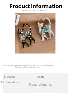 Detailansicht süßer Cartoon-Katzenbroschen mit Emaille in Schwarzgold und Weiß-Rosa