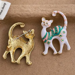 Niedliche Emaille-Katzenbrosche mit rosa Streifen und goldenen Blumen auf warmem Grund
