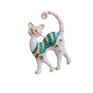 Niedliche weiße Cartoon-Katze Brosche mit bunten Emaille-Streifen und Goldblumen