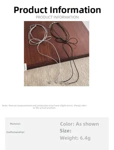 Detalle del collar choker con lazo, colgantes de rosa y diseño ligero de 6,4g