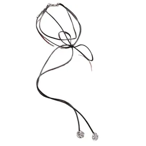 Elegante collar choker de cinta negra con colgantes de rosa plateada y detalle de lazo