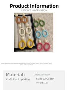 Detail view of retro resin hoop earrings showing size 5.7x2.8cm and 7.8g weight specs