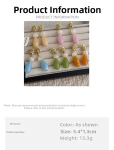 Vue détaillée de boucles d'oreilles colorées mesurant 5.4x1.3cm avec un poids de 13.3g