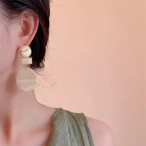 Fashionable resin geometric round drop earrings with marble texture and golden metal frames