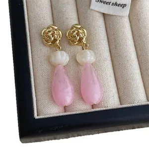 Boucles d'oreilles rose dorée avec pendentifs goutte d'eau en marbre rose en boîte