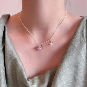 Schattige roze emaille teckel en bot hanger ketting voor dames om de hals