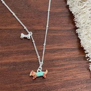 Macro-opname van een teckel hanger ketting met stippenjasje op houten ondergrond