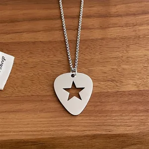 Punk-Halskette mit Gitarrenplektrum-Anhänger und Stern-Ausschnitt auf Holzgrund