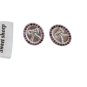 Elegante paarse zirkoon strik oorbellen in ovale zilveren zetting voor een hippe look