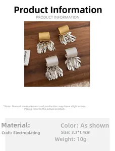 Détail des boucles d'oreilles feuilles à franges, taille 3,3x1,4 cm et placage métal