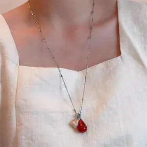 Elegante Silberkette mit Anhängern aus rotem Achat und weißer Perle in Tropfenform