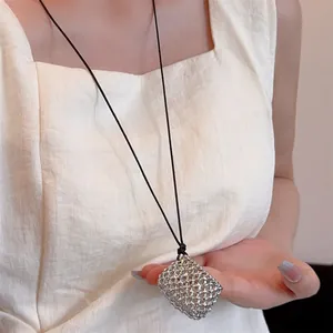 Zilveren geweven metalen hart hanger met lang zwart koord voor een minimalistische stijl