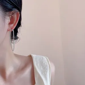 U-förmige silberne Hängeohrringe mit eleganten langen Perlenketten-Quasten am Model