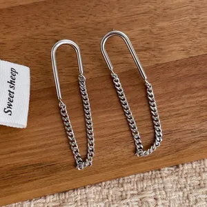 Minimalistische 18k vergoldete Kettenohrringe mit glattem U-förmigem Metallstab-Design