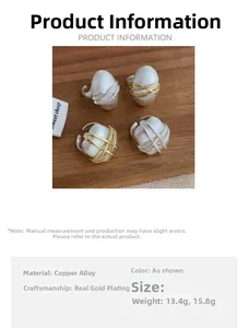 Détail de la bague ovale blanc mat avec enveloppe en cuivre doré et spécifications de taille